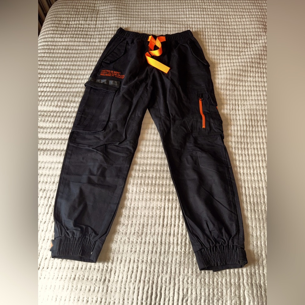 MEN SLOGAN GRAPHIC FLAP POCKET BUCKLE BELTED CARGO PANTS - BLACK
